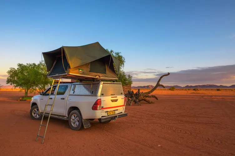 Een auto met daktent in Namibië